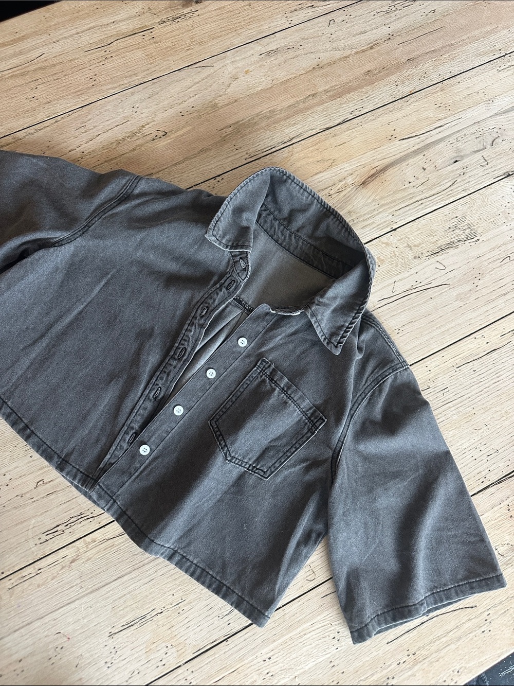 Women's Cropped Button-Front Shirt - Charcoal